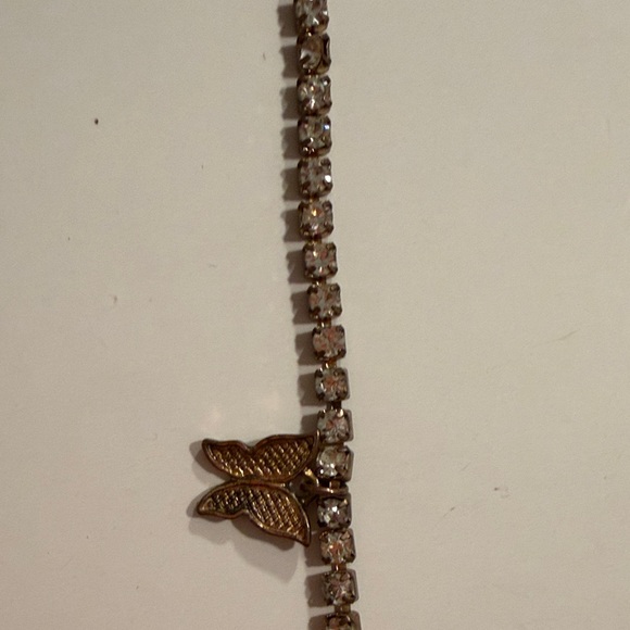 Elegant Butterfly Necklace in Gold tone, perfect rhinestone chain - Picture 5 of 6